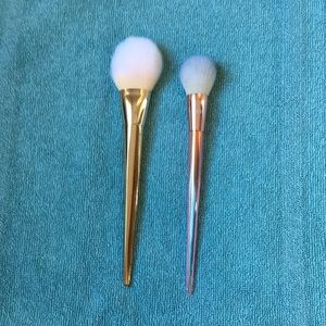 Real Techniques powder 100 and blush 002 brushes